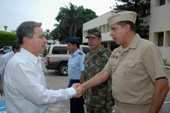 El Presidente Álvaro Uribe saluda al comandante de la Primera División del Ejército, general Luis Felipe Paredes, a su llegada este lunes a la Escuela Naval de Cadetes ‘Almirante Padilla’ de Cartagena’. Los observa el comandante (e) del Comando Conjunto del Caribe número 1, general Julio Alberto González. 