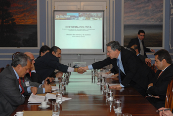 El Presidente Álvaro Uribe saluda al presidente de la Comisión Primera del Senado, Javier Cáceres, durante una sesión de trabajo con congresistas, celebrada este martes en la Casa de Nariño, para examinar el tema de la reforma política. 