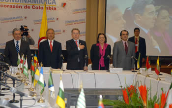 El Presidente Álvaro Uribe Vélez durante el acto de apertura de la Cumbre de Gobernadores. Lo acompañan, en la mesa principal, de izq. a der., el Ministro del Interior y Justicia, Fabio Valencia Cossio; el Gobernador de Cundinamarca, Andrés González; la Presidente de la Federación de Departamentos, María Teresa Forero de Saade, y el Ministro de Hacienda, Óscar Iván Zuluaga.