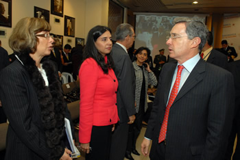 El Presidente Álvaro Uribe Vélez lideró este miércoles, 26 de noviembre, la Cumbre de Gobernadores, que tiene lugar en la Gobernación de Cundinamarca, en Bogotá. Lo acompañan varios funcionarios, entre ellos la Directora de Planeación Nacional, Carolina Rentería.