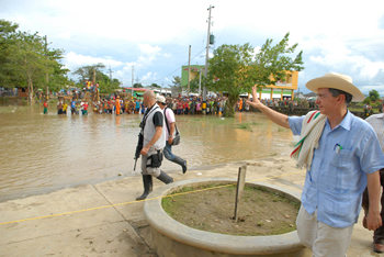 El Presidente Álvaro Uirbe Vélez hizo un recorrido, este viernes 28 de noviembre, por las calles del municipio de NechÍ (Antioquia),  afectado por inundaciones como consecuencia del desbordamiento del río Cauca. Un total  de 2.700 familias resultaron damnificadas.
