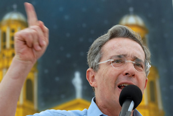 El Presidente Álvaro Uribe manifestó que por encima de consideraciones sobre aumento del déficit fiscal, la prioridad en estos momentos es destinar los recursos que sean necesarios para atender a los colombianos más pobres que han resultado afectados por la emergencia invernal.