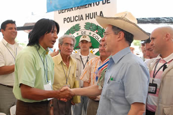 El Presidente Álvaro Uribe saluda al Senador Jesús Piñacué, quien asistió este sábado al Consejo Comunal de Gobierno número 219, en el municipio de La Plata, departamento del Huila.