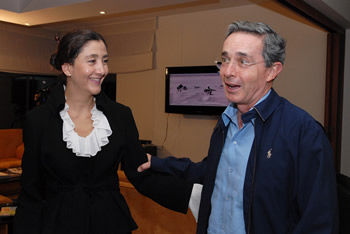 El Presidente Álvaro Uribe Vélez y la ex candidata presidencial Ingrid Betancourt conversan animadamente, minutos antes de que iniciaran una reunión en las instalaciones del aeropuerto militar Catam. Ingrid –liberada por el Ejército en la ‘Operación Jaque’- llegó este sábado a Bogotá, procedente de París, para iniciar una gira por Latinoamérica.