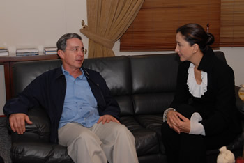 Luego de encabezar un Consejo Comunal en el municipio huilense de La Plata, desde las 11 de la mañana, el Presidente Álvaro Uribe Vélez se reunió con la ex candidata presidencia Ingrid Betancourt, en Catam. Es la primera vez que Ingrid visita el país, después de ser liberada por el Ejército colombiano.