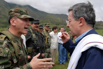 El Comandante de la Novena Brigada del Ejército, general Javier David Pérez Laiseca, le entregó al Presidente Uribe un reporte de las acciones que vienen  adelantando las tropas a su cargo, con el propósito de ayudar a superar la emergencia por la erupción del Volcán Nevado del Huila y por el invierno.