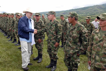 A su llegada al municipio de La Plata, Huila, donde se cumplió este sábado el Consejo Comunal de Gobierno número 219, el Presidente Álvaro Uribe Vélez,  saludó a las tropas del Centro de Instrucción Militar de la Novena Brigada del Ejercito Nacional, con sede en esta localidad.