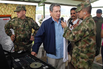 En su saludo de bienvenida a la emisora portátil del Ejército Nacional, ‘Colombia Stereo’, el Presidente Álvaro Uribe reiteró la consigna a todos miembros de la Fuerza Pública, de mantener la eficacia contra los delincuentes pero con toda la transparencia y el riguroso respeto a los Derechos Humanos. La estación radial ayuda a los afectados por la erupción del Nevado del Huila con información sobre la evolución de la actividad volcánica y de la situación invernal en la zona.