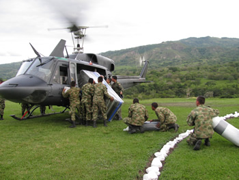 Colchonetas, frazadas, kits de mercados, elementos de cocina y medicamentos, son algunas de las ayudas que  transportan helicópteros de la Fuerza Aérea Colombiana, con el apoyo logístico de efectivos del Ejército Nacional, para los damnificados por las avalanchas que causó la erupción del Volcán Nevado del Huila.