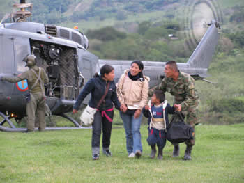 La Dirección Nacional de Prevención y Atención de Desastres, con el apoyo de la Fuerza Aérea Colombiana, evacua de las zonas de alto riesgo hacia lugares más seguros y albergues, a las familias afectadas por la erupción del Volcán Nevado del Huila.