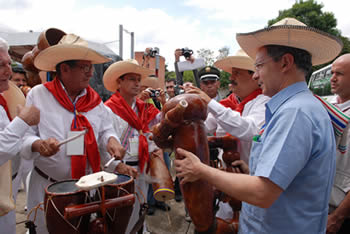 El Presidente Uribe observa los instrumentos utilizados por uno de los grupos folclóricos que le dieron la bienvenida al recinto donde se llevó a cabo el Consejo Comunal de Gobierno número 219, en el municipio de La Plata, departamento del Huila. 