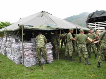 Soldados del Centro de Instrucción Militar de la Novena Brigada, en el municipio de La Plata, han incorporado a sus labores diarias el apoyo a los organismos de  socorro, para el envío y entrega de la ayuda humanitaria a las familias afectadas por las avalanchas que ocasionó la erupción del Volcán Nevado del Huila el pasado 20 de noviembre, en los departamentos del Huila y Cauca.