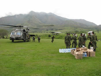 Con el apoyo de la Fuerza Aérea y del Ejército, en los últimos días los afectados por las avalanchas que ocasionó la erupción del Volcán Nevado del Huila, reciben agua potable y alimentos, entre otras ayudas que distribuye el Gobierno Nacional en la región. 