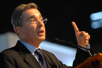 El Presidente Álvaro Uribe anunció un plan de contingencia para enfrentar la crisis financiera internacional. La iniciativa incluye la búsqueda de créditos de emergencia con los bancos multilaterales y la anticipación de las necesidades de financiación  para los años 2009, 2010 y 2011, entre otros puntos.