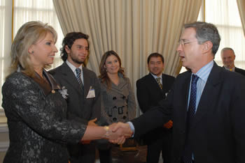 El Presidente Álvaro Uribe Vélez saluda a la abogada María Claudia Rojas Lasso, quien asumió este jueves 2 de octubre como Magistrada de la Sección Primera del Consejo de Estado, en acto que se llevó a cabo en el Salón Gobelinos de la Casa de Nariño. 