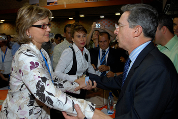 La Presidenta de la Cámara de Comercio de Bogotá, María Fernanda Campo, dialoga con el Presidente Álvaro Uribe sobre los avances del actual Gobierno en materia de estabilidad jurídica. El encuentro se dio minutos antes de la instalación de la Asamblea de la Confederación General de Cámaras de Comercio (Confecámaras), que se realiza en Bucaramanga.