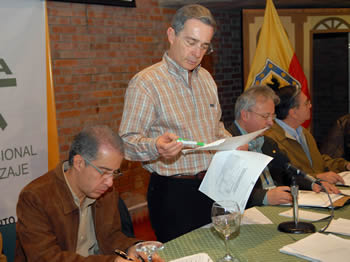 El Presidente Álvaro Uribe revisa las cifras sobre el aumento del presupuesto de la Justicia en los últimos años, junto al Fiscal Mario Iguarán, el Presidente del Consejo Superior de la Judicatura, Hernando Torres Corredor y el Ministro del Interior y Justicia, Fabio Valencia Cossio.