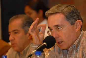 El Presidente Uribe recordó que una norma de este Gobierno ha sido que los compromisos que se adquieran sean cumplibles. “¡Qué tal que nosotros le heredemos a las administraciones que vienen unos compromisos que no puedan cumplir! Eso le hace enorme daño al país y eso se lo hemos expresado en este diálogo a Asonal Judicial” dijo el Mandatario.