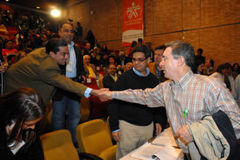 El Representante a la Cámara por Bogotá, Simón Gaviria, fue uno de los congresistas que se hizo presente en el Consejo Comunal sobre la Justicia, que se cumplió en las instalaciones del Sena en Bogotá. En la imagen, el Presidente Uribe saluda al Representante Gaviria, a su ingreso al recinto donde se llevó a cabo la reunión.