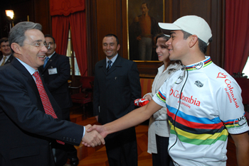 El Presidente Álvaro Uribe saluda y felicita al Campeón Mundial de Ciclismo en la categoría Sub 23, Fabio Andrés Duarte Arevalo, quien obsequió al Jefe de Estado las camisetas de Campeón Mundial y del equipo 'Colombia es Pasión'.