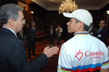 Durante la reunión que tuvo este miércoles en la Casa de Nariño con el Campeón Mundial de Ciclismo en la Categoría Sub 23, Fabio Andrés Duarte, el Presidente Álvaro Uribe felicitó al deportista por el logro y le expreso su gratitud por dejar en alto el nombre de Colombia en el exterior.