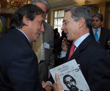 El Presidente Álvaro Uribe Vélez, saluda al ex congresista Luis Eladio Pérez, uno de los escritores invitados a la Feria del Libro en Chile. El encuentro se produjo este miércoles en la Casa de Nariño.