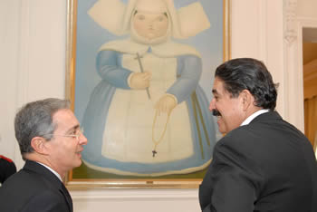 Los presidentes de Honduras, Manuel Zelaya, y Colombia, Álvaro Uribe Vélez, observan la obra 'Madre Superiora', del pintor colombiano Fernando Botero. El famoso cuadro adorna uno de los pasillos de la Casa de Nariño.