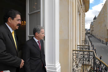 Los presidentes de Colombia y Honduras, Álvaro Uribe Vélez y Manuel Zelaya Rosales, hicieron una pequeña pausa en su apretada agenda, y salieron a uno de los balcones de la Casa de Nariño para dialogar animadamente durante varios minutos.