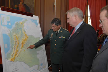 El Comandante de las Fuerzas Militares, general Freddy Padilla de León, muestra al Director de la Oficina de Política Nacional de Control de Drogas de Estados Unidos, John P. Walters, la región de la Serranía de la Macarena, lugar donde el Gobierno adelanta esfuerzos para recuperar la seguridad y erradicar cultivos ilícitos. Los observa el Embajador de Estados Unidos en Colombia, William Brownfield. 