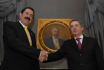 Saludo entre los Presidentes de Colombia, Álvaro Uribe Vélez, y de Honduras, Manuel Zelaya Rosales,  en el Salón  Rafael Reyes de la Casa de Nariño. El Jefe de Estado hondureño, quien cumple una visita oficial al país, almorzará con el Mandatario colombiano y hacia las 2:15 de la tarde ofrecerá una rueda de prensa para medios nacionales e internacionales.