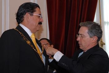 El Presidente de la República, Álvaro Uribe Vélez, impuso la Orden de San Carlos en el grado de Gran Collar al Presidente de Honduras, José Manuel Zelaya Rosales, durante su visita oficial a nuestro país. La condecoración fue entregada en una ceremonia especial que se cumplió en la Casa de Nariño.