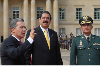 Los Presidentes de Colombia, Álvaro Uribe Vélez, y de Honduras, Manuel Zelaya Rosales, durante la ceremonia de honores militares en la Plaza de Armas de la Casa de Nariño. Los acompaña el Comandante de las Fuerzas Militares, general Freddy Padilla de León.