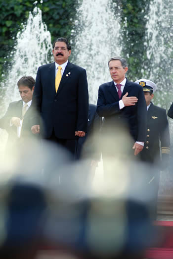 El Presidente de Honduras, Manuel Zelaya Rosales, este jueves 9 de octubre, cuando recibía honores militares en la Plaza de Armas de la sede del Gobierno colombiano. A su lado, el Presidente de la República, Álvaro Uribe Vélez.