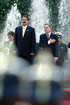 El Presidente de Honduras, Manuel Zelaya Rosales, este jueves 9 de octubre, cuando recibía honores militares en la Plaza de Armas de la sede del Gobierno colombiano. A su lado, el Presidente de la República, Álvaro Uribe Vélez.