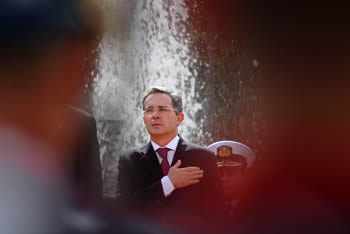 El Presidente Álvaro Uribe Vélez escucha las notas marciales del himno de Honduras, durante la ceremonia de honores militares que recibió el Presidente hondureño, Manuel Zelaya Rosales, quien llegó al país ayer miércoles 8 de octubre en visita oficial.  