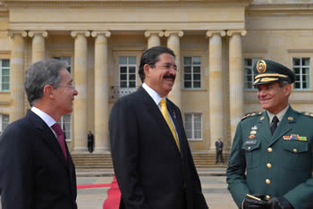 Los Presidentes de Colombia, Álvaro Uribe Vélez, y de Honduras, Manuel Zelaya Rosales, y el Comandante de las Fuerzas Militares, general Freddy Padilla de León, durante la ceremonia de honores militares a cargo del Batallón Guardia Presidencial, este 9 de octubre en la Plaza de Armas de la Casa de Nariño. 