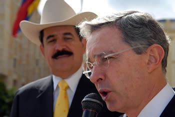 Al término de la ceremonia de honores militares, los presidentes de Colombia, Álvaro Uribe Vélez, y Honduras, Manuel Zelaya Rosales, ofrecieron un saludo a los medios de comunicación nacionales y extranjeros en la Plaza de Armas de la Casa de Nariño. 