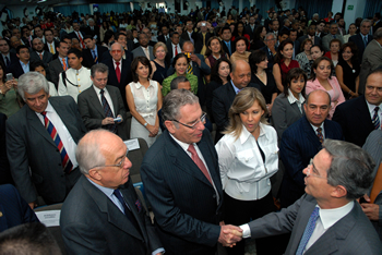 El Presidente de la República, Álvaro Uribe Vélez, saluda al ex Ministro Carlos Holguín Sardi, a su ingreso al recinto donde se cumplió este jueves la conmemoración de los 50 años de la Universidad Santiago de Cali. 