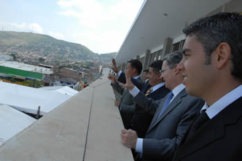 Desde el tercer piso del Centro Administrativo Municipal de Yumbo, el Presidente Álvaro Uribe saludó, este jueves 16 de octubre, a los habitantes de esta ciudad vallecaucana que lo esperaban para la inauguración de la nueva sede.