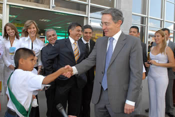 El Presidente Álvaro Uribe Vélez saluda al niño Neyder David Triana, elegido alcalde de los niños en el municipio vallecaucano de Yumbo. El Jefe de Estado llegó este jueves 16 de octubre a la ciudad para inaugurar la nueva sede administrativa municipal.