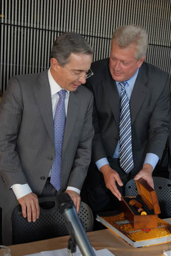 Uno de los productos de la empresa SABMiller recibió el Presidente Álvaro Uribe como obsequio de la compañía, que este jueves inauguró la planta Cervecería Valle del Cauca, con la presencia de más de 500 invitados. El Presidente de Bavaria, Karl Lippert, le entregó el regalo al Mandatario.