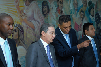 El Presidente Álvaro Uribe escucha un comentario del rector de la Universidad Santiago de Cali, Heberth Celín Navas, durante la conmemoración de los 50 años de la institución educativa, este jueves, en la capital del Valle del Cauca