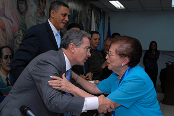 El Presidente de la República, Álvaro Uribe Vélez, felicita a la señora Blanca Adiela Mosquera, una de las fundadoras de la Universidad Santiago de Cali, que este jueves celebró sus primeros 50 años de existencia.