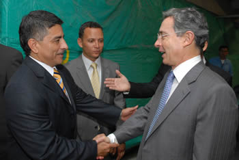 El Alcalde del municipio vallecaucano de Yumbo, Ferney Humberto Lozano, da la bienvenida al  Presidente Álvaro Uribe, quien este jueves 16 de octubre lideró la inauguración de la nueva sede del centro administrativo de la ciudad.