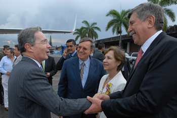 El Presidente de la Junta Directiva del periódico La Tarde, Alejandro Galvis, recibió este viernes en el Aeropuerto Matecaña, de Pereira, al Presidente Uribe, quien llegó a esta ciudad para asistir a la inauguración de las nuevas instalaciones del este diario. Los acompaña la Gerente General de la publicación, Beatriz Mejía, y el Presidente de la Junta Directiva del periódico Vanguardia Liberal, Francisco Serrano.