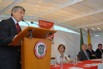 Durante la inauguración, este viernes 17 de octubre, de las nuevas instalaciones del periódico La Tarde, en Pereira, el Presidente Álvaro Uribe Vélez invitó al ex presidente César Gaviria Trujillo, natural de esa tierra, para que pronunciara su discurso desde el atril presidencial.