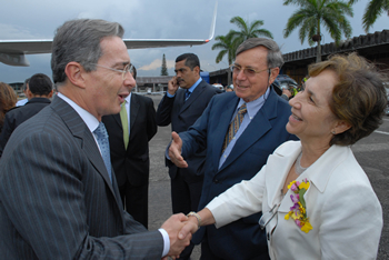 El Presidente Álvaro Uribe saluda a la gerente del periódico ‘La Tarde’, Beatriz Helena Mejía, quien lo recibió en el aeropuerto Matecaña de la ciudad de Pereira. El mandatario participó, este viernes 17 de octubre, en la inauguración de la nueva sede del diario.  