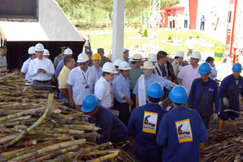 El Presidente Álvaro Uribe Vélez recorrió este viernes las instalaciones de una nueva planta de bioetanol, con base en caña de azúcar,  construida en Barbosa (Santander). La factoría tuvo una inversión de 6.800 millones de pesos.
