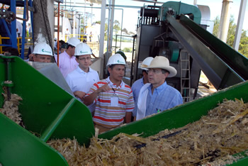 El director de Desarrollo Tecnológico y Protección Sanitaria del Ministerio de Agricultura, José Leonidas Tobón, le explicó al Presidente Uribe el funcionamiento de la planta de bioetanol en Barbosa (Santander). Según el funcionario, el complejo requiere 70 toneladas de caña, para producir 5.400 litros diarios de etanol.