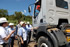 El Presidente Álvaro Uribe Vélez saluda a uno de los transportadores que hacen parte del equipo de trabajo en la nueva planta de bioetanol, en Barbosa (Santander). El Mandatario le preguntó cuánto costaba el camión que conducía. El conductor respondió: “250 millones de pesos, Presidente”. 